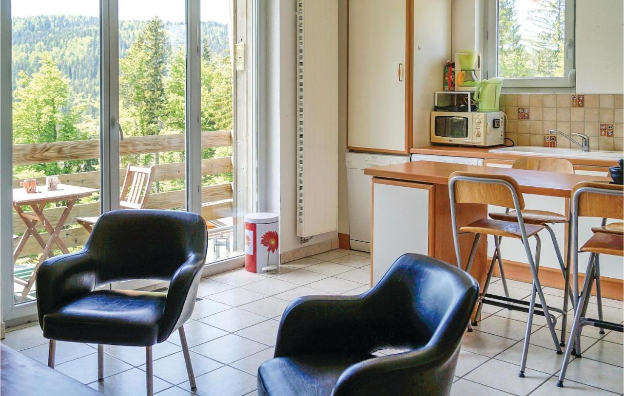 Cozy Apartment In Premanon With Kitchenette Exteriör bild